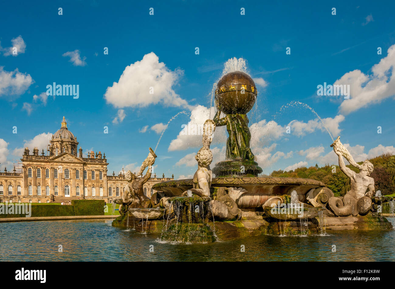 L'Atlas fontana al centro del parterre sud, Castle Howard, North Yorkshire, Regno Unito. Foto Stock