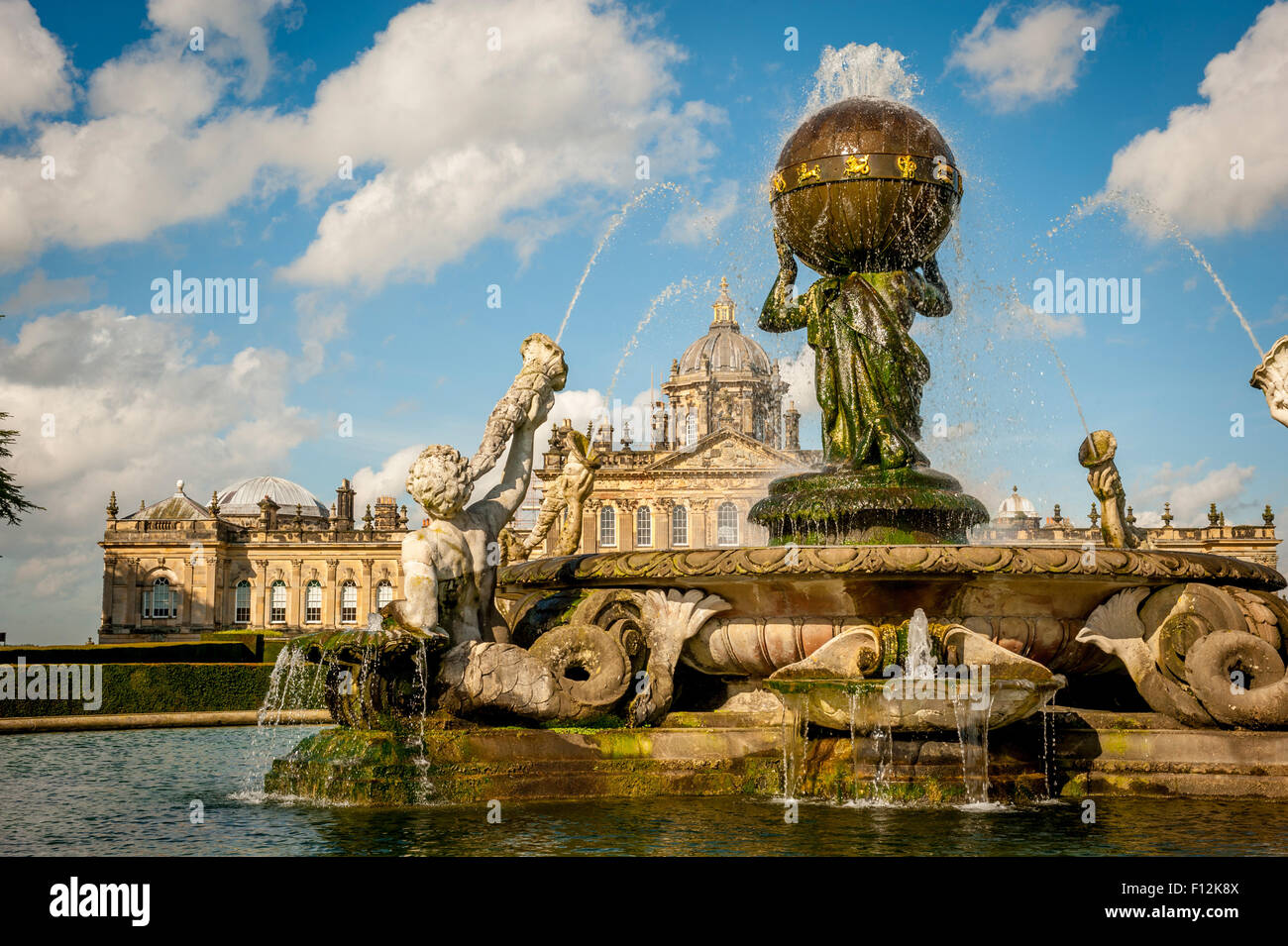 L'Atlas fontana al centro del parterre sud, Castle Howard, North Yorkshire, Regno Unito. Foto Stock