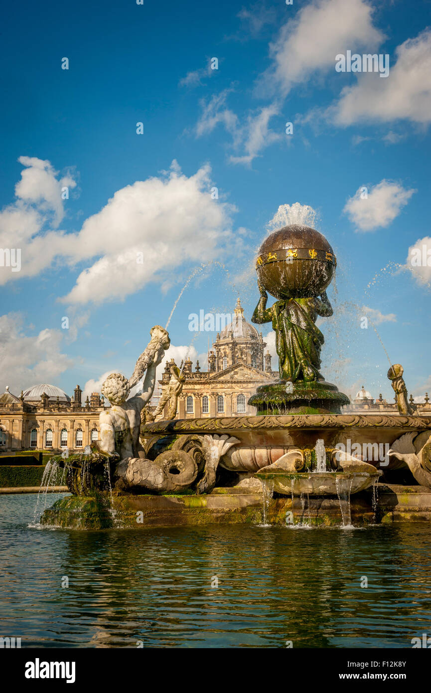 L'Atlas fontana al centro del parterre sud, Castle Howard, North Yorkshire, Regno Unito. Foto Stock