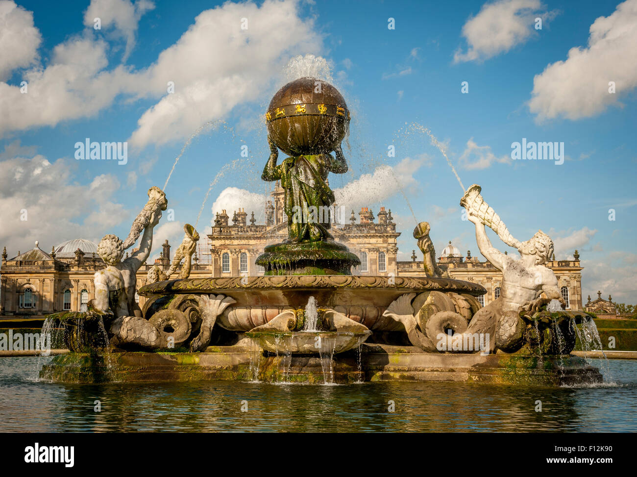 L'Atlas fontana al centro del parterre sud, Castle Howard, North Yorkshire, Regno Unito. Foto Stock
