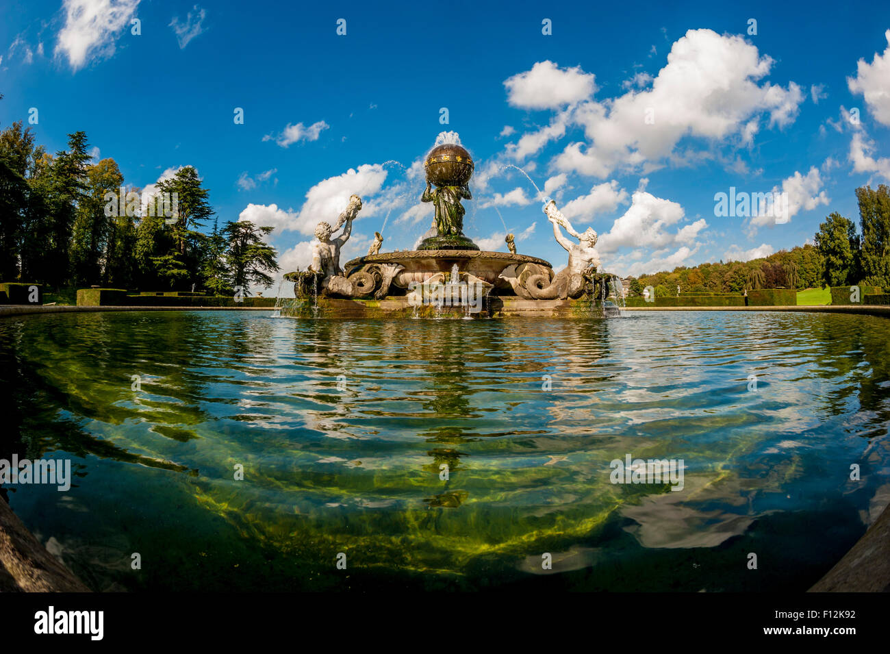 L'Atlas fontana al centro del parterre sud, Castle Howard, North Yorkshire, Regno Unito. Foto Stock
