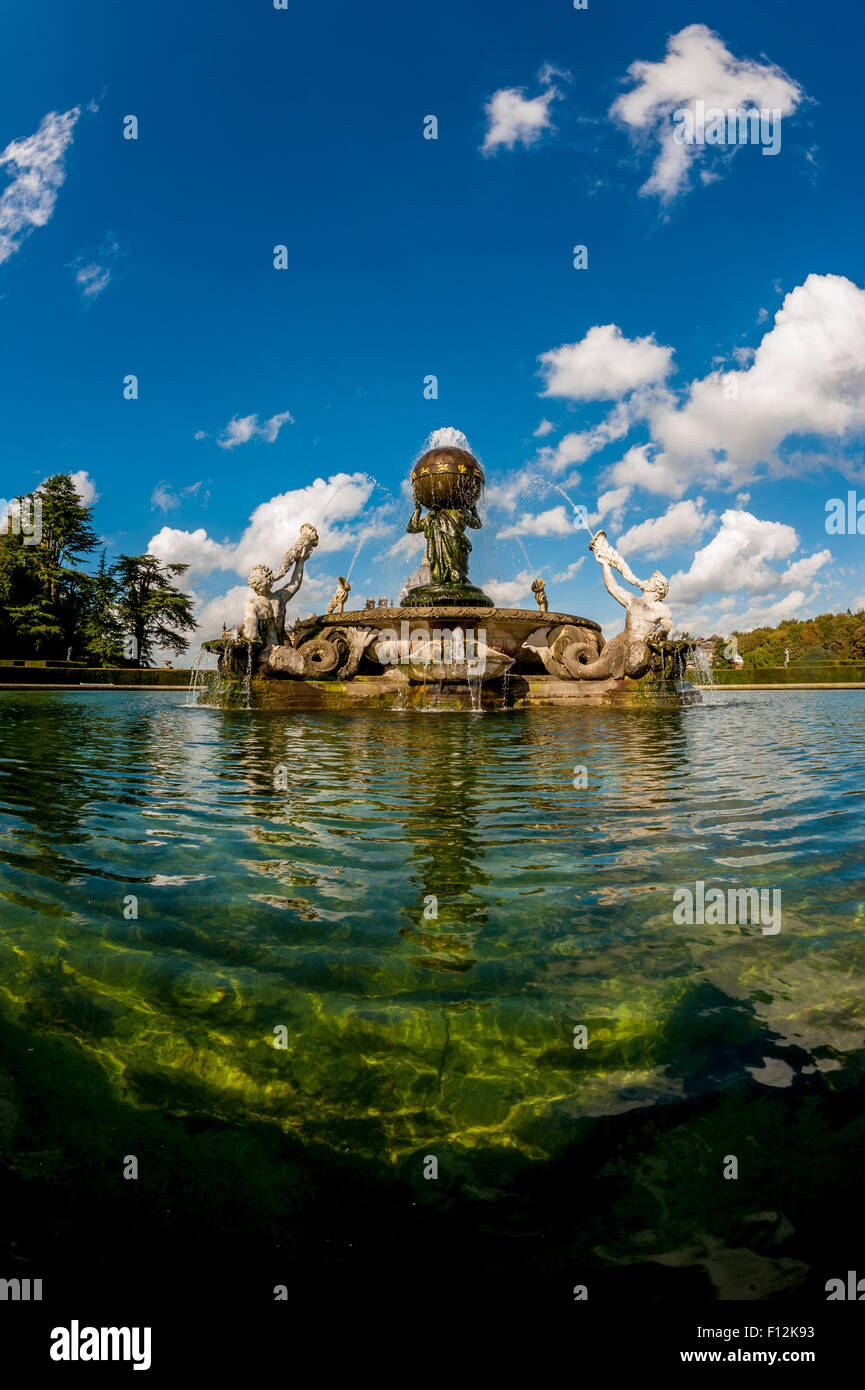 L'Atlas fontana al centro del parterre sud, Castle Howard, North Yorkshire, Regno Unito. Foto Stock