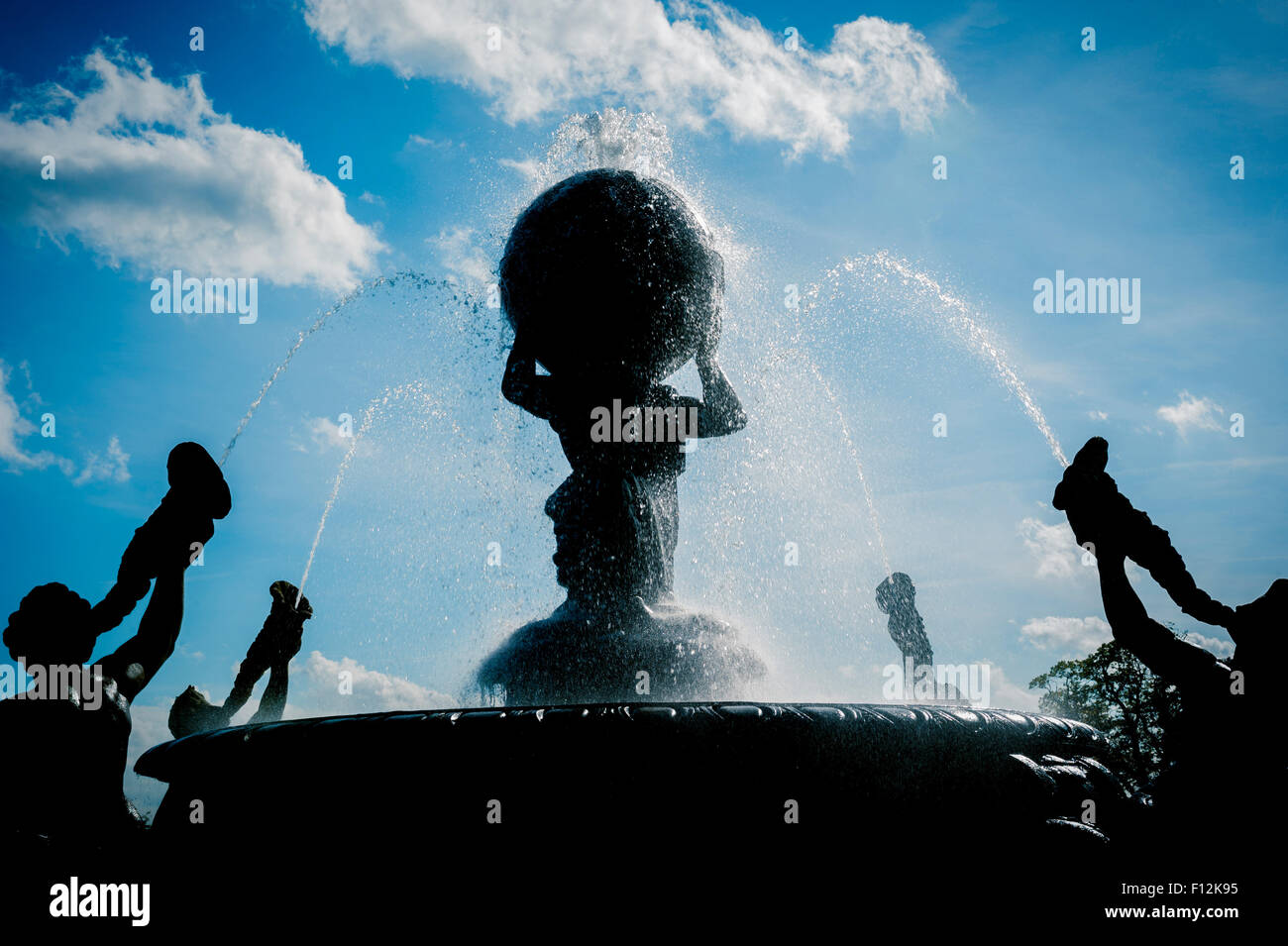 L'Atlas fontana al centro del parterre sud, Castle Howard, North Yorkshire, Regno Unito. Foto Stock