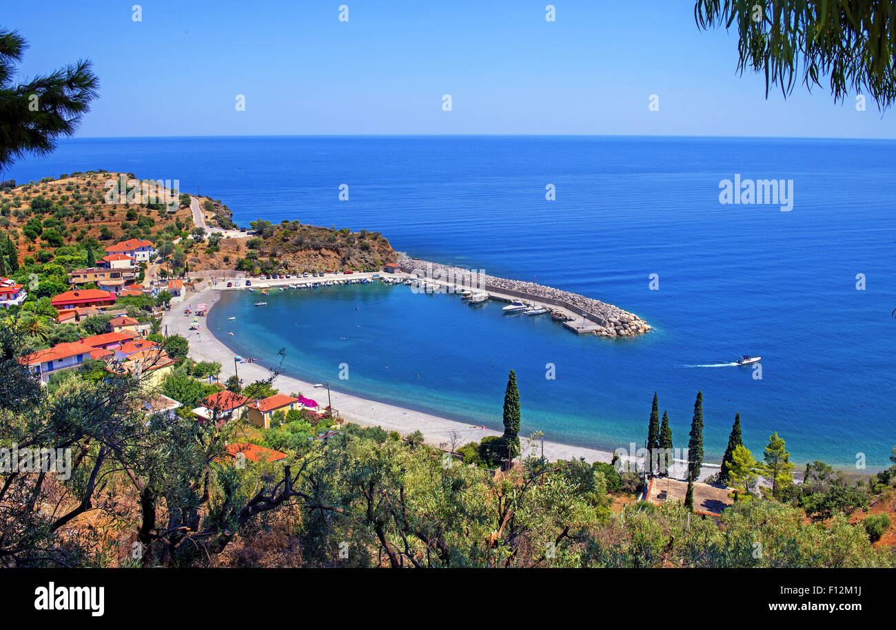 Vista panoramica di Sambatiki porta, villaggio e bay si trova Vicino Leonidio città nella regione di Arcadia, Peloponneso, Grecia Foto Stock