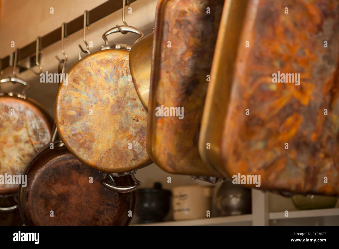 Pentole in rame e pentole in cucina a Roblar Cantina Santa Ynez Valley, California Foto Stock