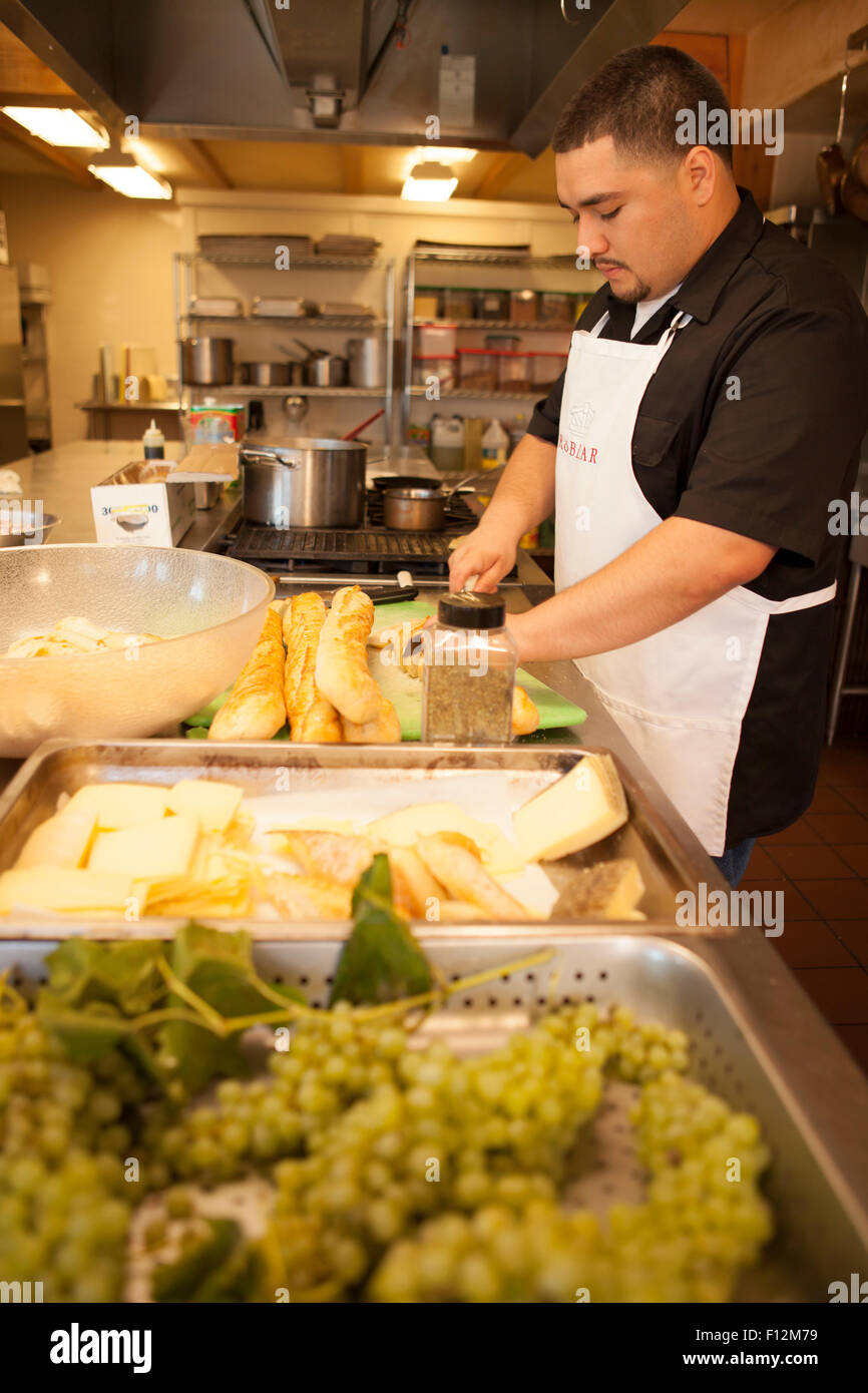 Lo chef prepara per grigliare il pane per una cena speciale, i membri' Cena presso Roblar Cantina Santa Ynez Valley, California Foto Stock