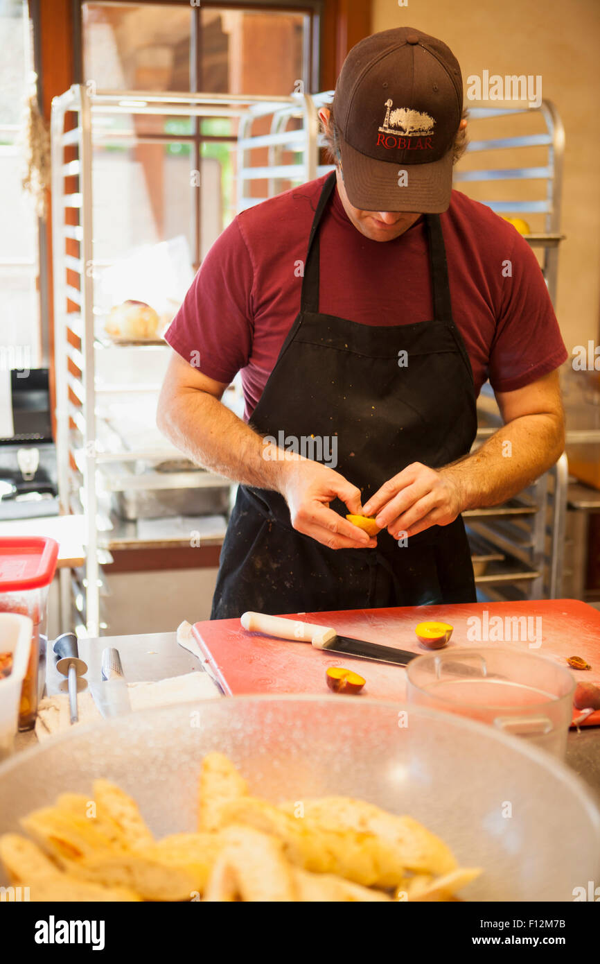 Lo chef prepara peach dessert per una cena speciale, i membri' Cena presso Roblar Cantina Santa Ynez Valley, California Foto Stock