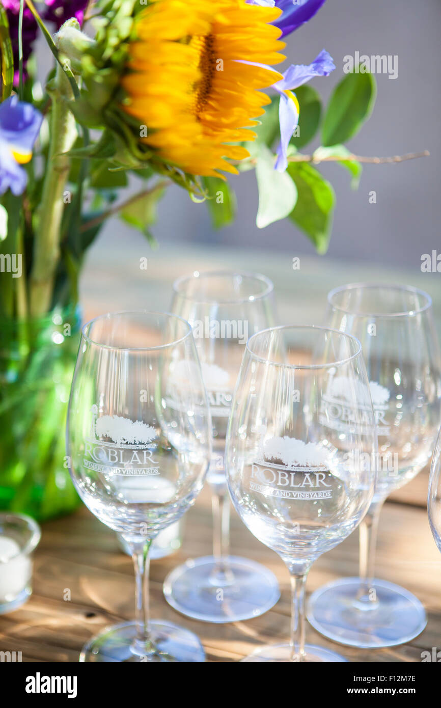 Bicchieri di vino sono stabiliti per i membri di un' Cena presso Roblar Cantina Santa Ynez Valley, California Foto Stock