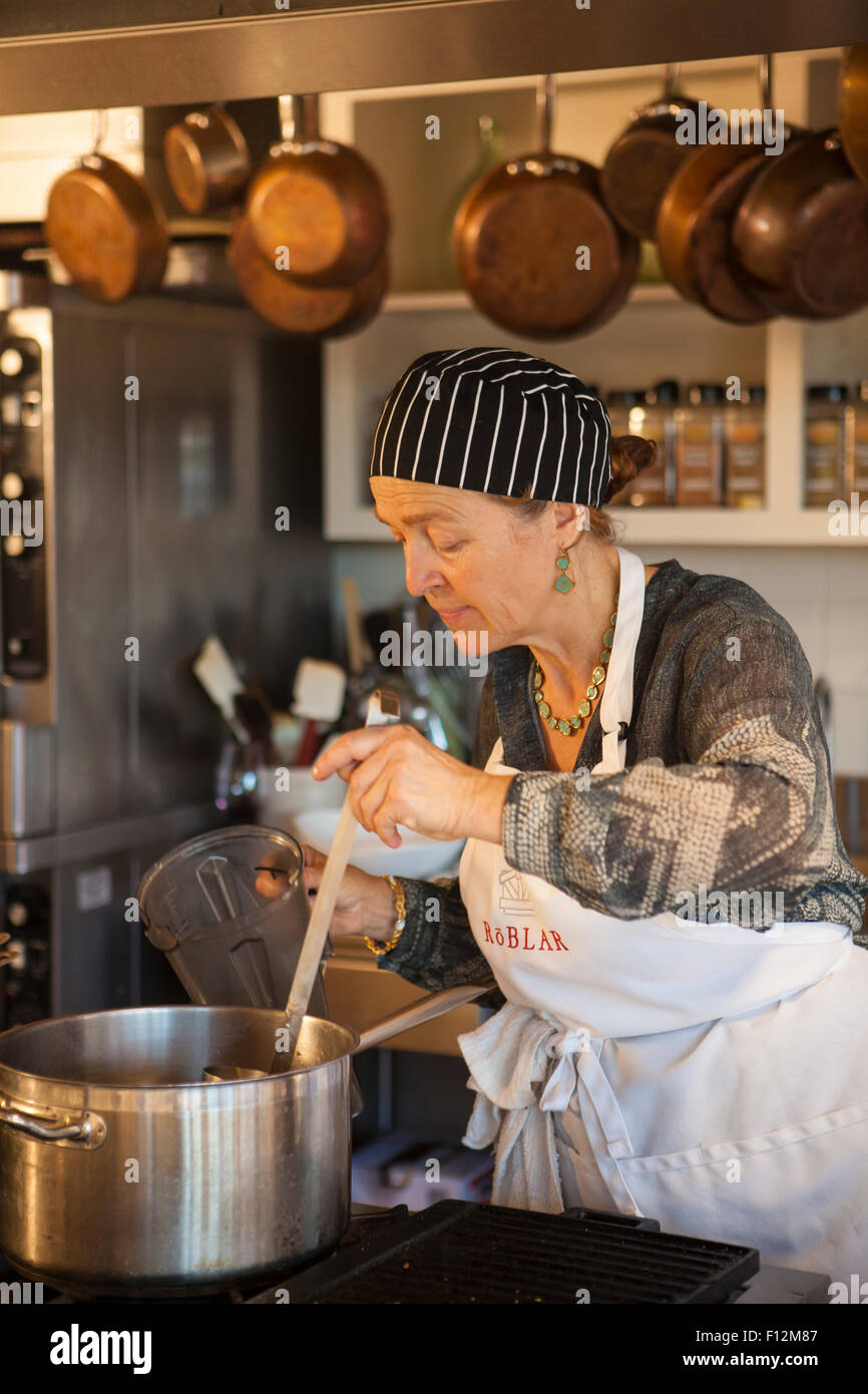 Lo chef prepara piatti per una cena speciale, i membri' Cena presso Roblar Cantina Santa Ynez Valley, California Foto Stock
