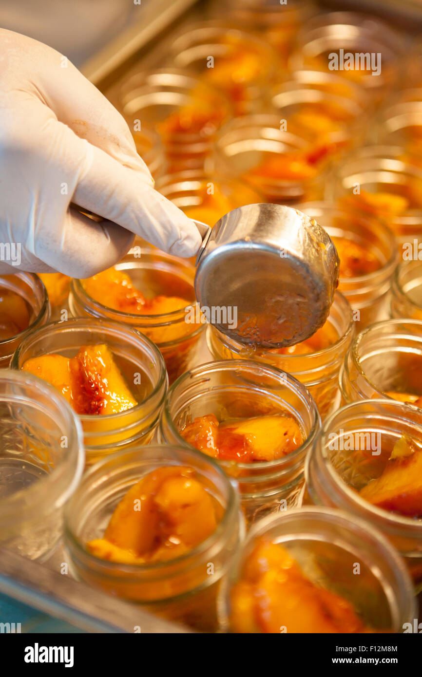 Lo chef prepara peach dessert per una cena speciale, i membri' Cena presso Roblar Cantina Santa Ynez Valley, California Foto Stock