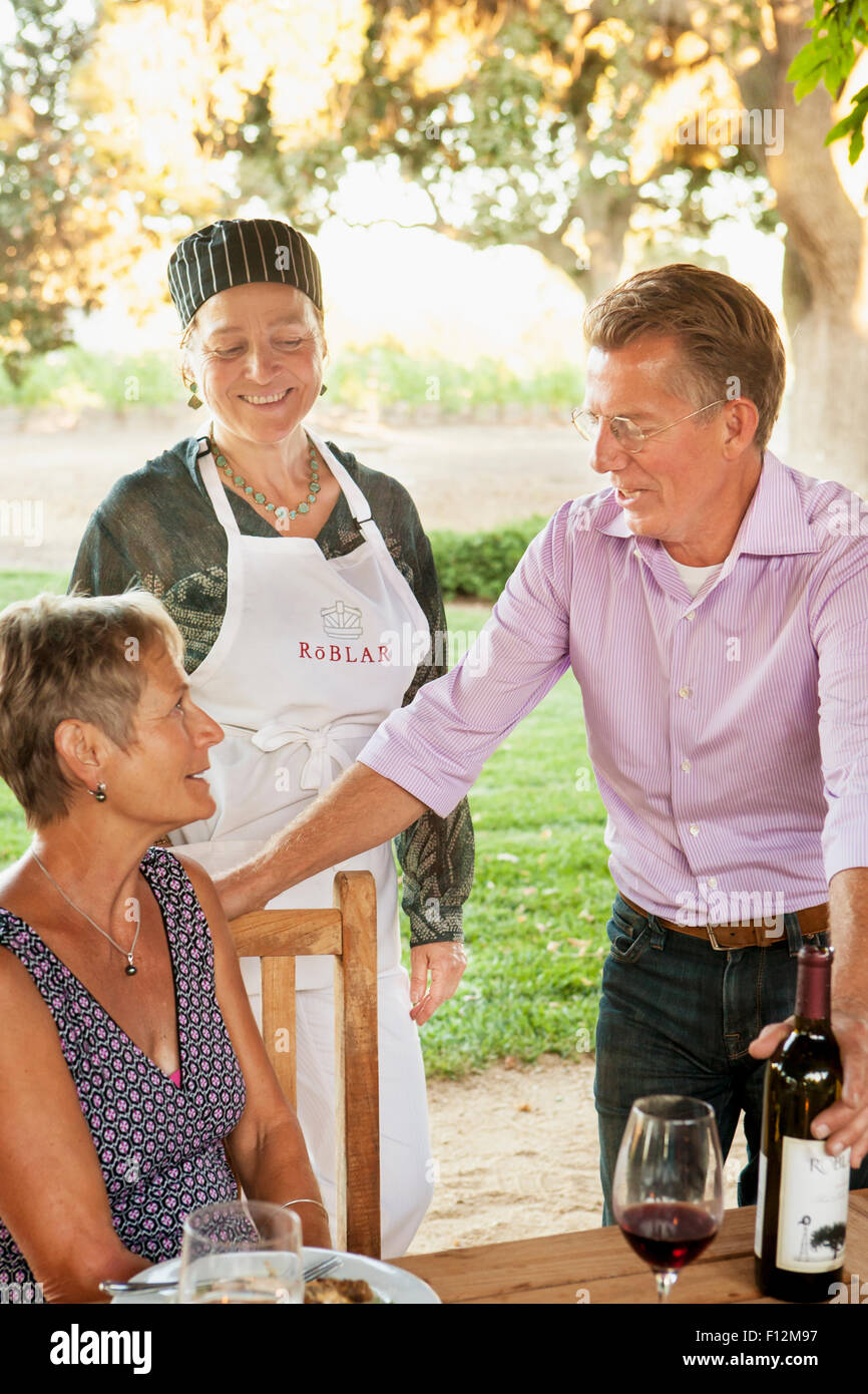 Visitatori chef e gustare il vino e cibo a i membri " Cena presso Roblar Cantina Santa Ynez Valley, California Foto Stock