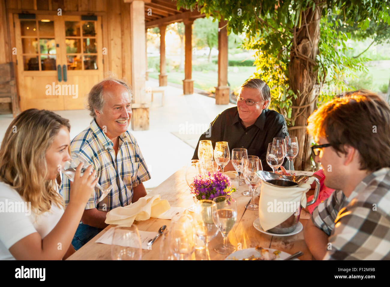 Gli ospiti godono di vino e cibo a i membri " Cena presso Roblar Cantina Santa Ynez Valley, California Foto Stock