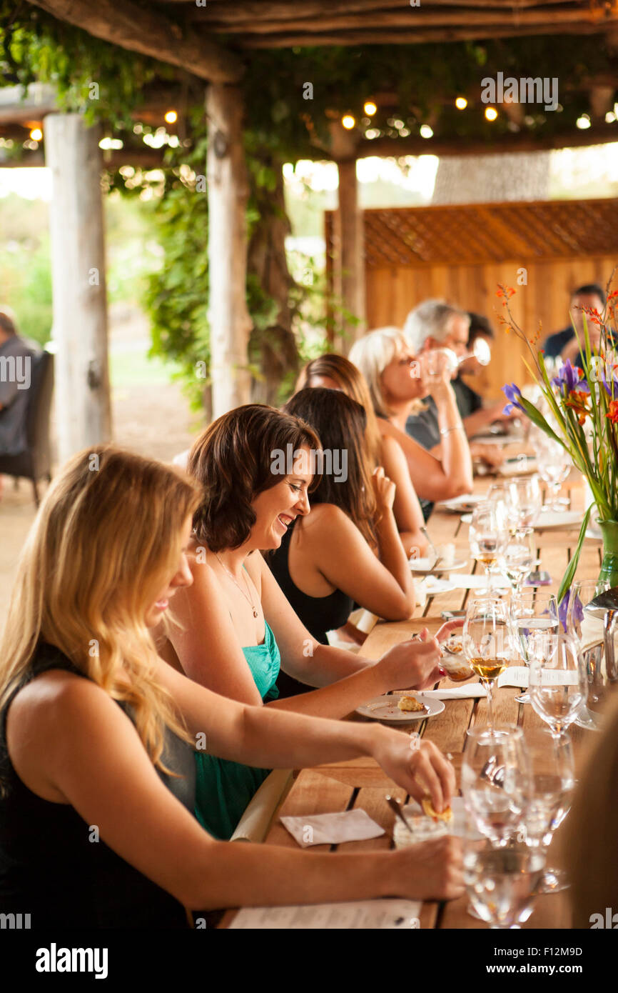 Gli ospiti godono di vino e cibo a i membri " Cena presso Roblar Cantina Santa Ynez Valley, California Foto Stock