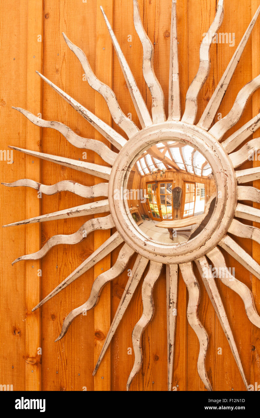 Potting Shed con un sole specchio, ornamento Roblar Cantina Santa Ynez Valley, California Foto Stock