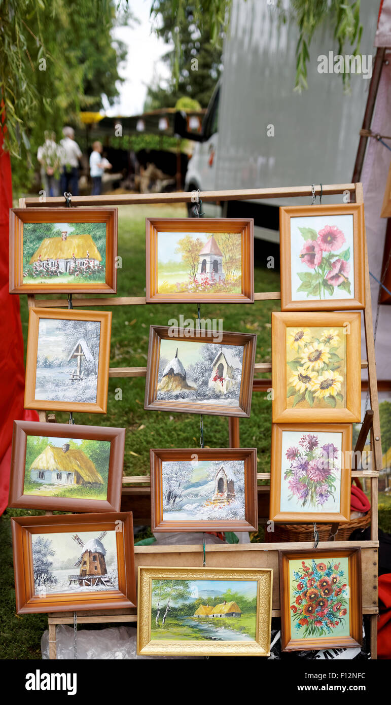 Quadri artistici con telai in legno sulla strada del mercato di Boguchwala, Podkarpackie,Polonia Foto Stock