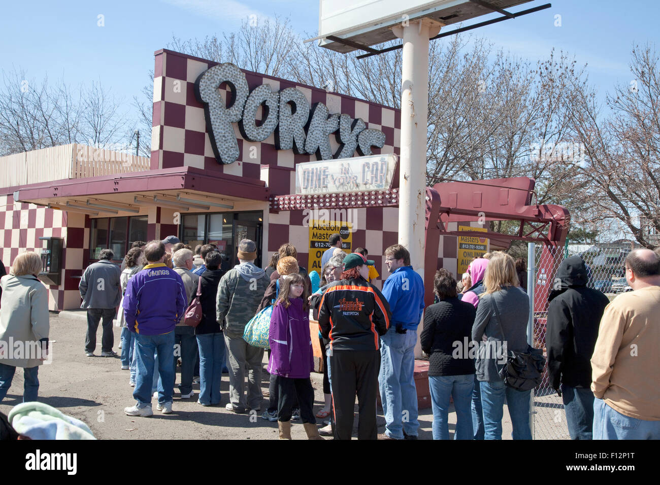 Persone in fila per avere la loro ultima hamburger e malto prima Porky's drive nel ristorante chiude. St Paul Minnesota MN USA Foto Stock