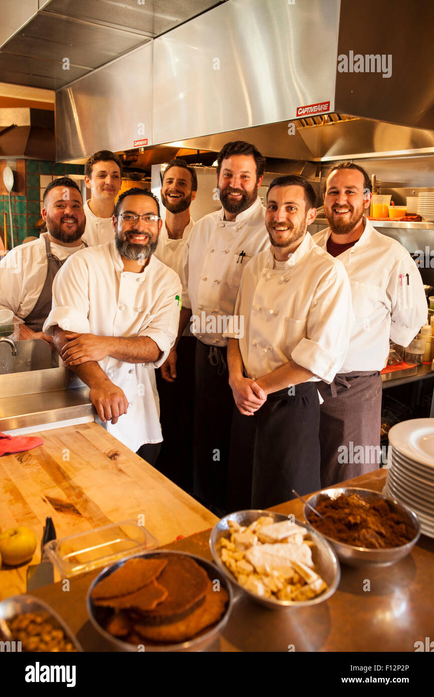 Lo chef Brian Collins e il suo staff della cucina, il ristorante Ember, Arroyo Grande, California Foto Stock