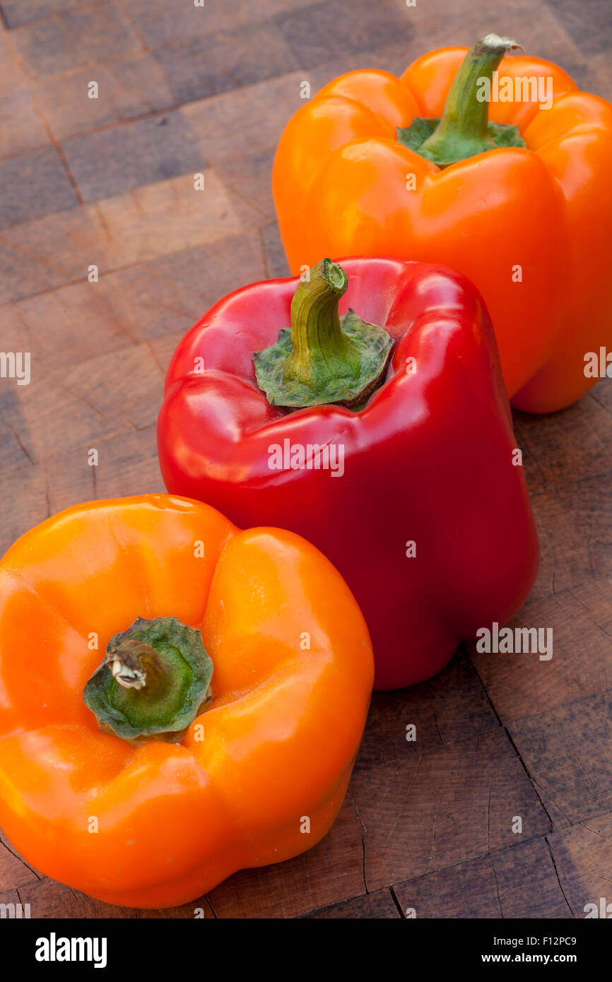 Organici di rosso e arancio i peperoni Foto Stock