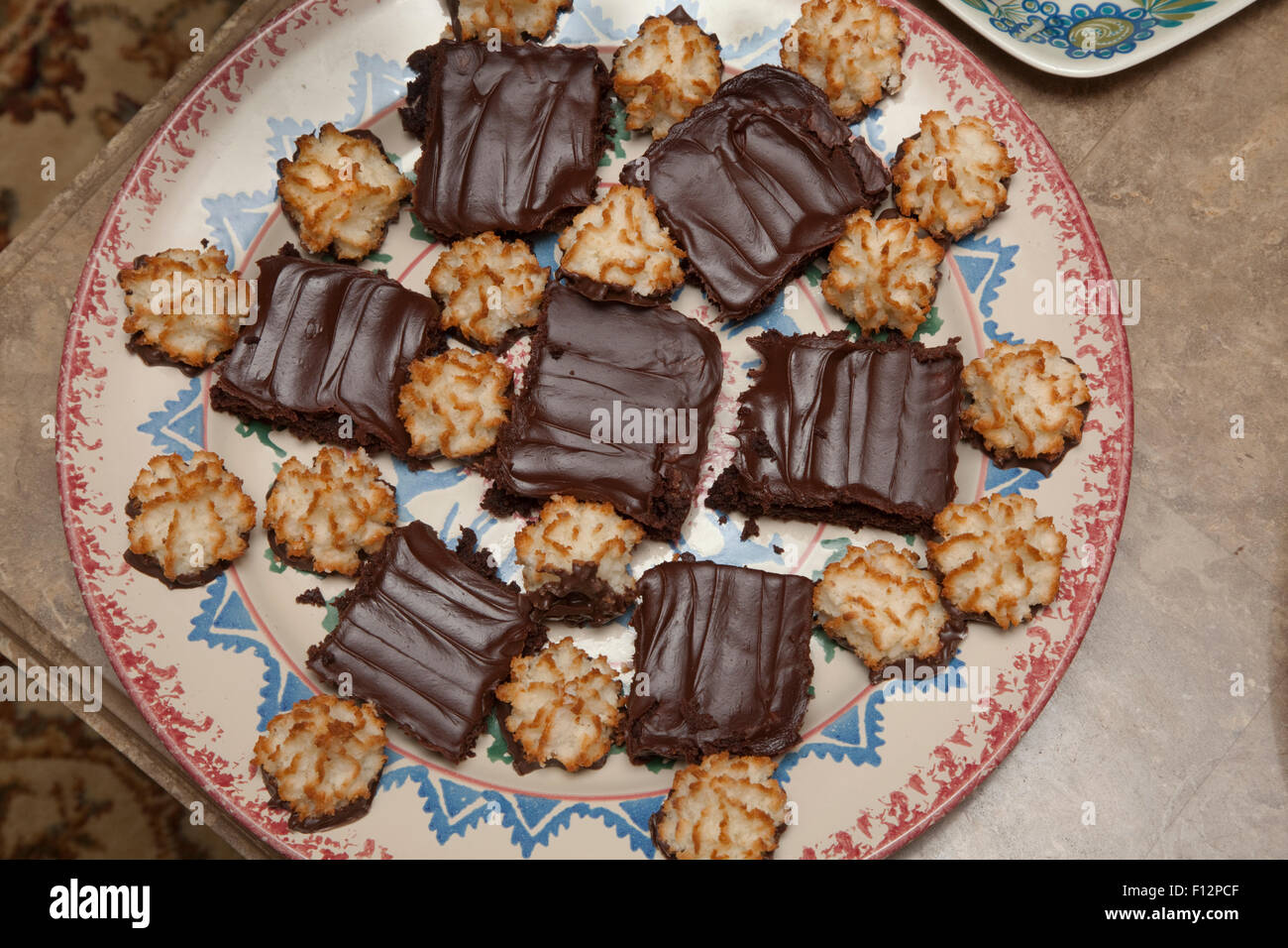 Vassoio di dessert di brownie al cioccolato e amaretti cookies. St Paul Minnesota MN USA Foto Stock