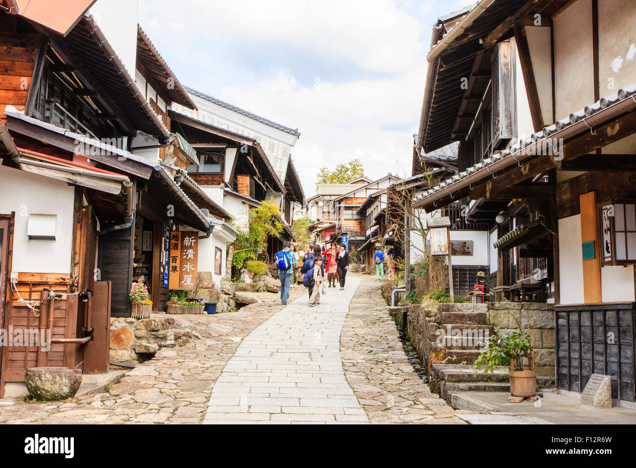 Il vecchio centro storico di Magome sulla strada Nakasendo in Giappone. Entrambi i lati con periodo Edo edifici in legno con ampio pavimentato percorso a piedi. Foto Stock