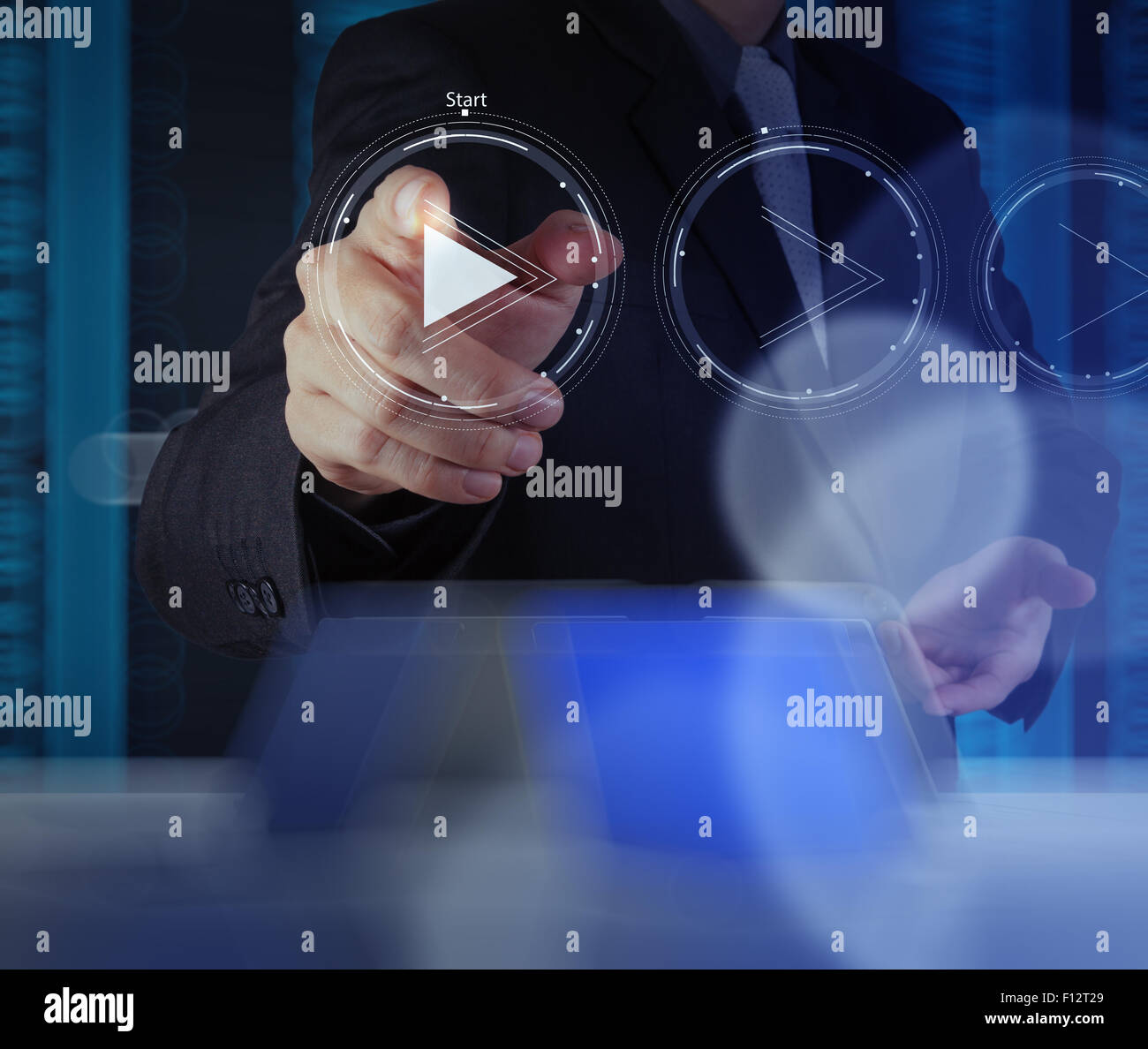 Mano premere il pulsante play per firmare per avviare o avviare progetti come concetto Foto Stock
