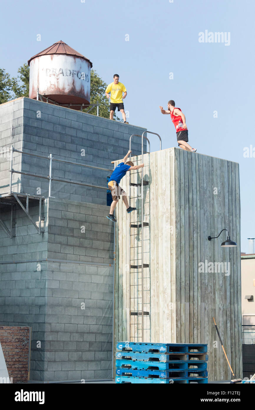 Il team acrobatico Parkour Rush esegue al Canadian National Exhibition a Toronto, Ontario, Canada Foto Stock