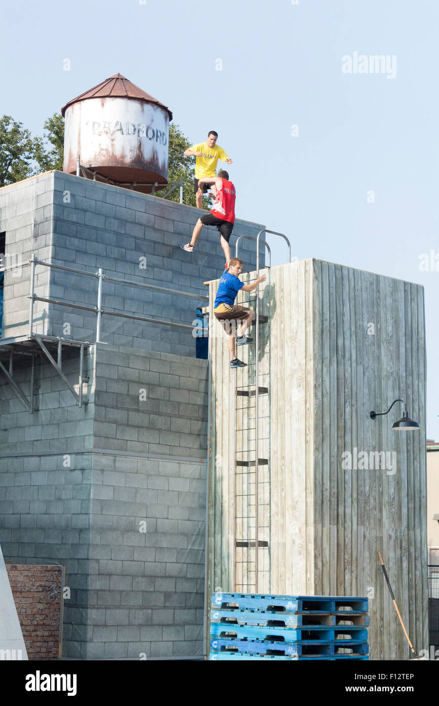 Il team acrobatico Parkour Rush esegue al Canadian National Exhibition a Toronto, Ontario, Canada Foto Stock