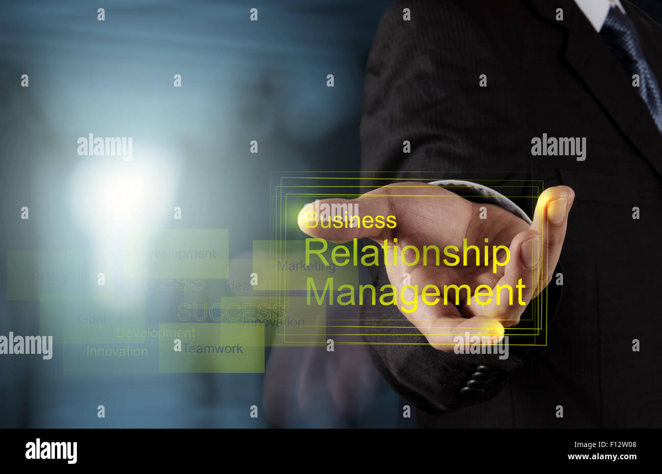 Imprenditore mano show business relationship management sulla nuova interfaccia del computer come concetto Foto Stock