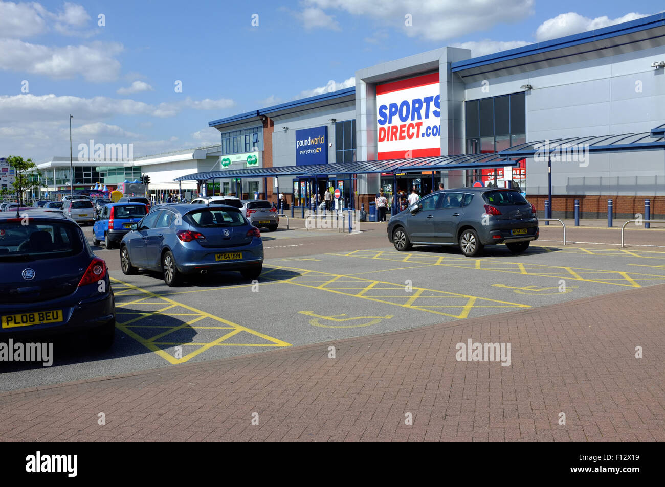 Parcheggio Disabili spazi e automobili parcheggiate al Middlebrook Retail Park Horwich vicino a Bolton LANCASHIRE REGNO UNITO Foto Stock