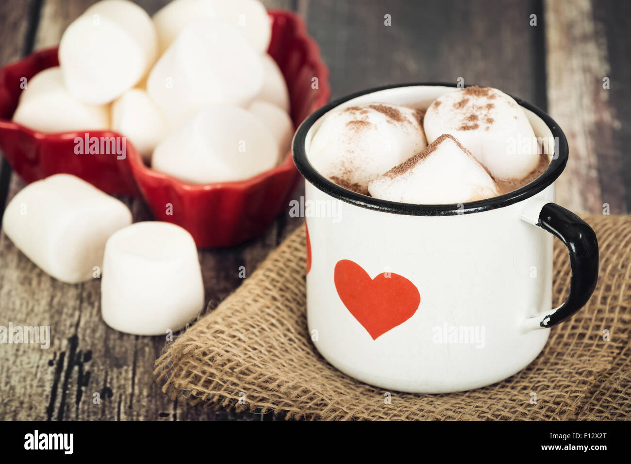 Cioccolata calda e marshmallows nella vecchia coppa di smalto con cuore Foto Stock
