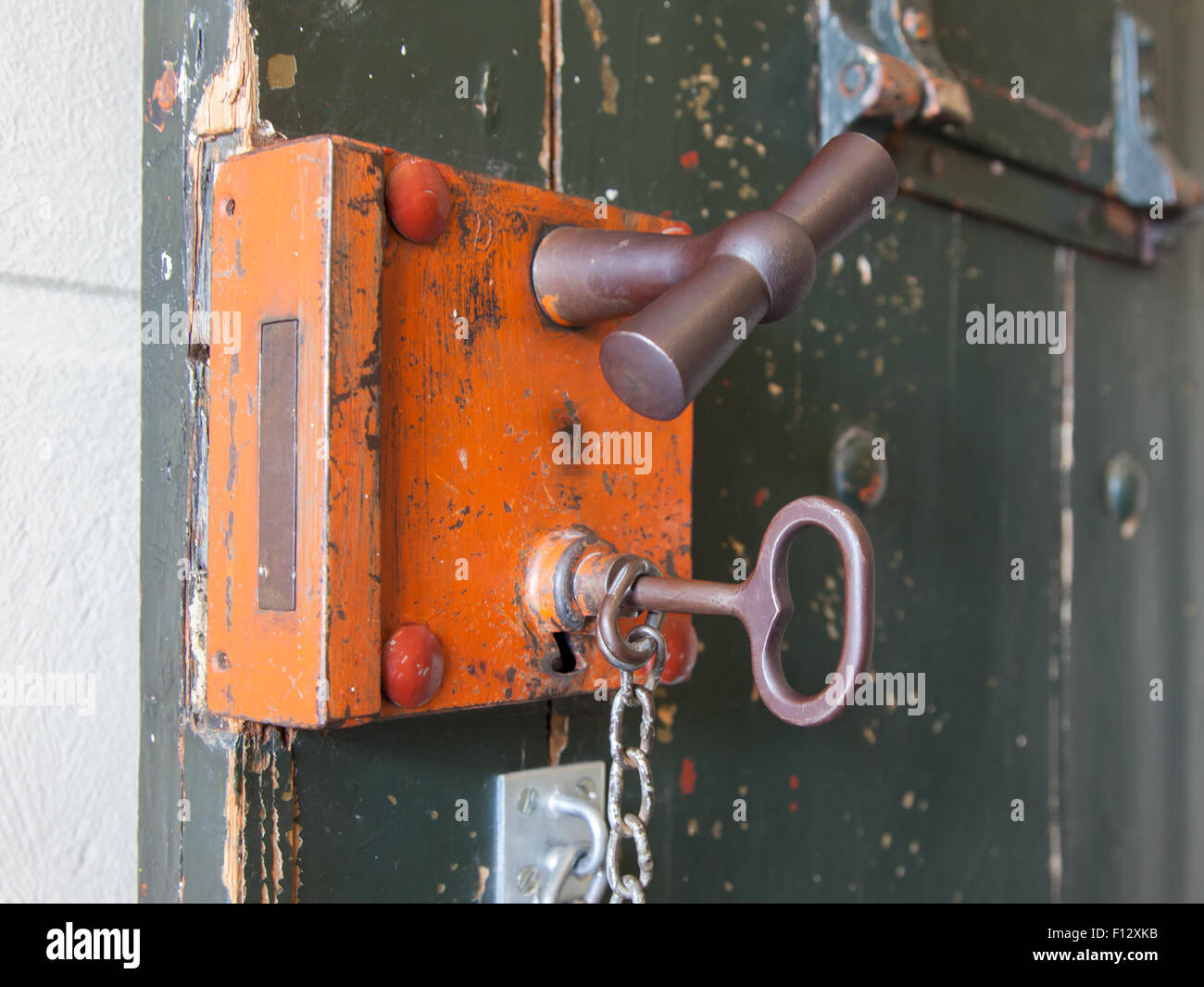 Vecchia serratura in una prigione, il fuoco selettivo Foto Stock