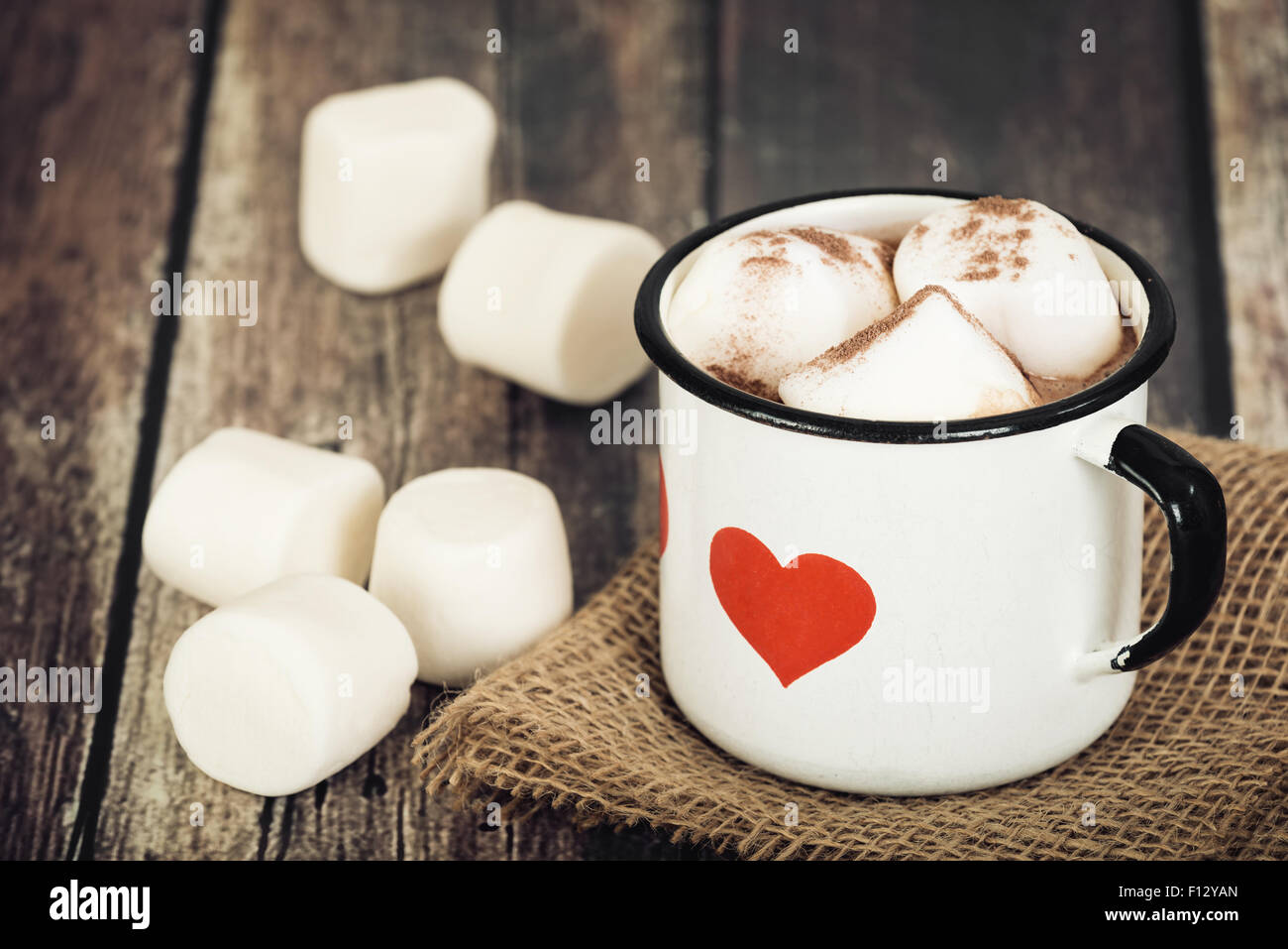 Cioccolata calda e marshmallows nella vecchia coppa di smalto con cuore Foto Stock