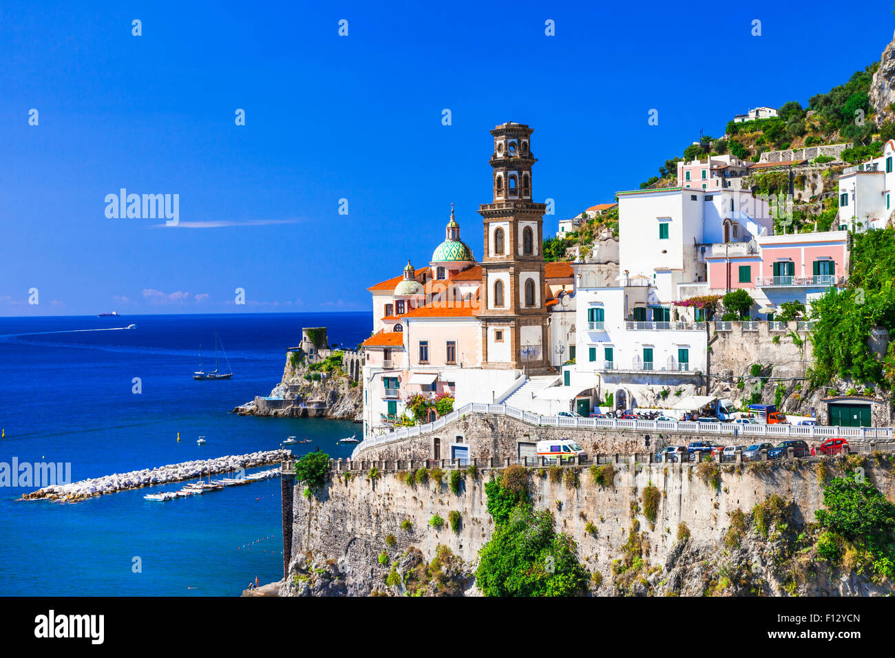 Il pittoresco villaggio di Atrani in costiera amalfitana Foto Stock