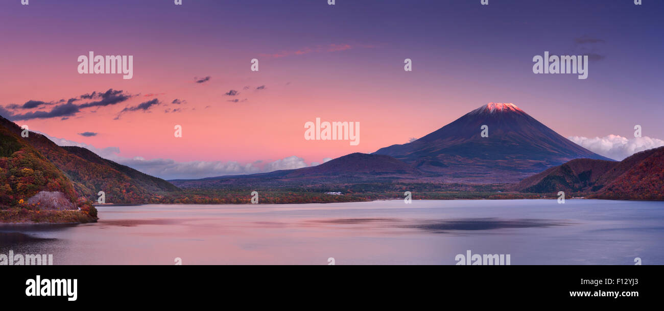 Ultima luce sul picco dell'iconico Monte Fuji (Fujisan, 富士山) in Giappone. Fotografato dal lago Motosu (Motosuko, 本栖湖) al tramonto Foto Stock