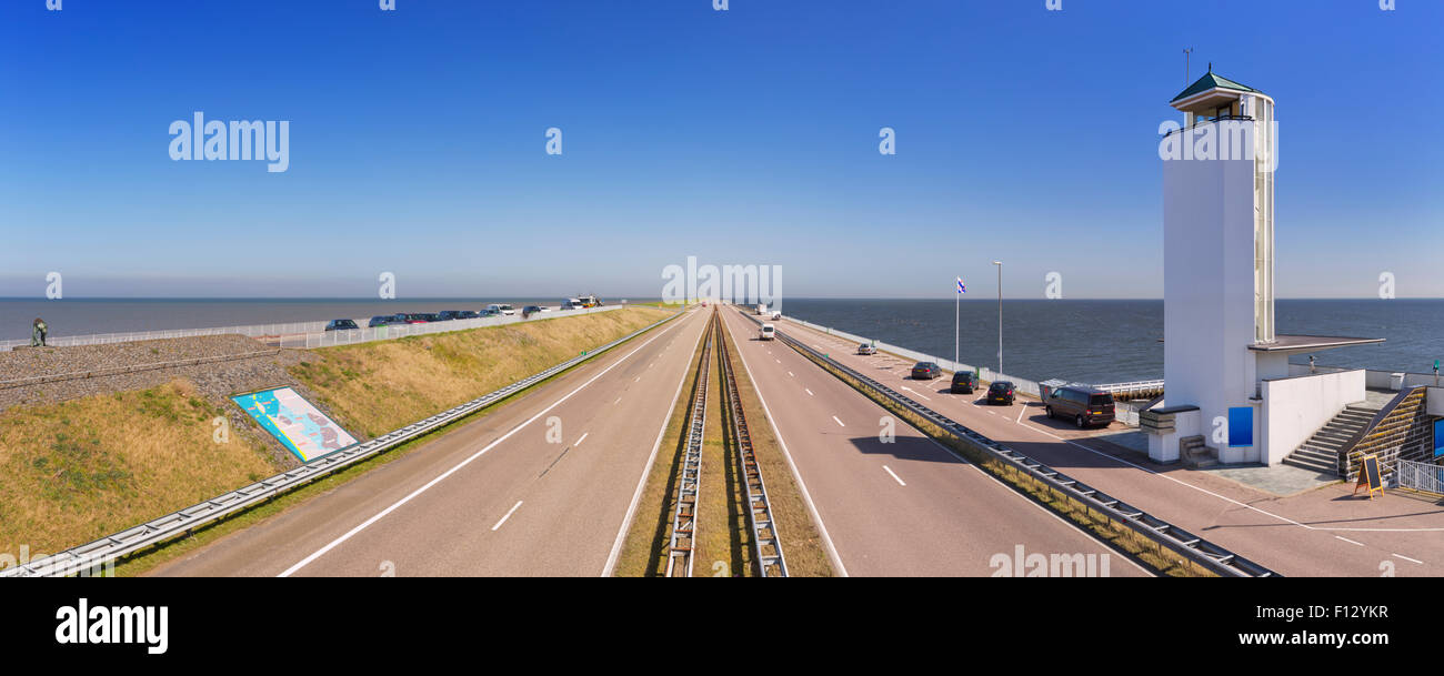 Il traffico sulla Afsluitdijk in una giornata di sole nei Paesi Bassi. La Afsluitdijk è una diga su 32km damming off ex Zuiderz Foto Stock
