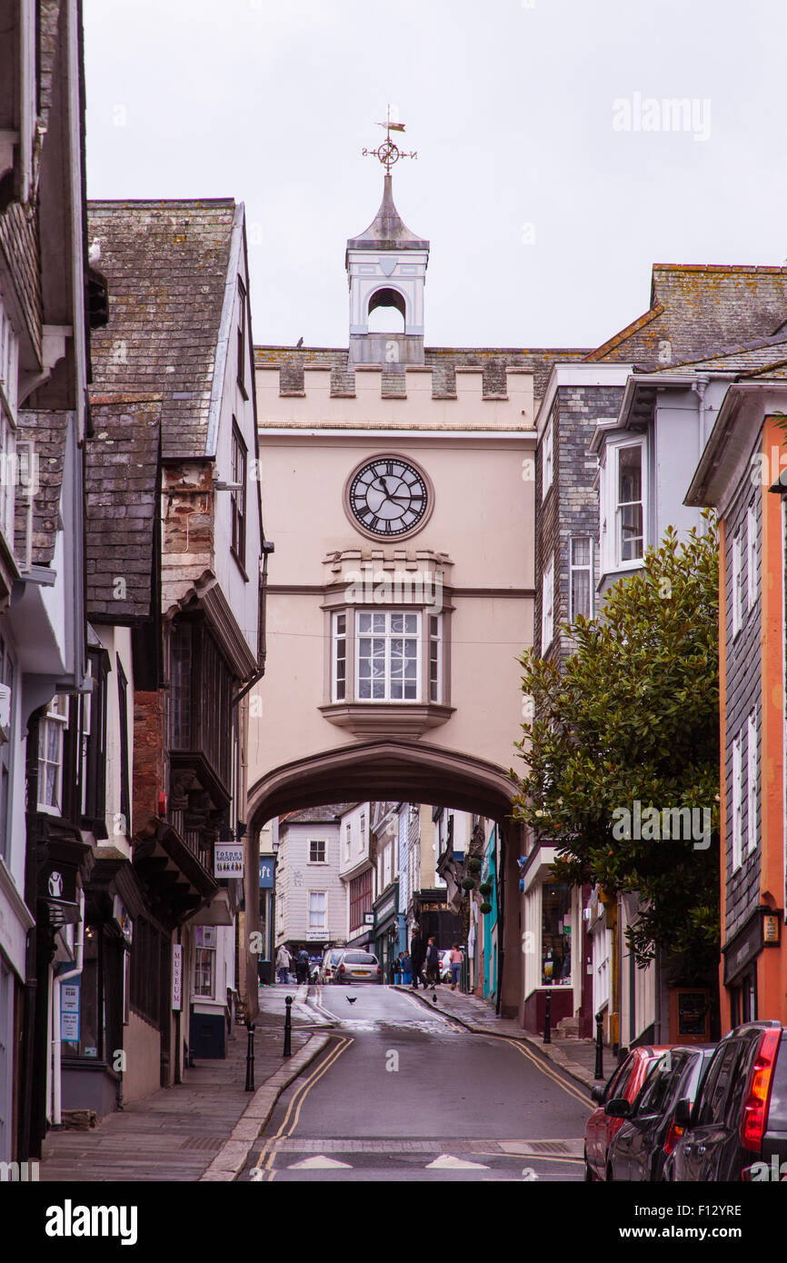 Porta Est Arco e la torre dell orologio, Fore Street, Totnes, Devon, Inghilterra, Regno Unito. Foto Stock