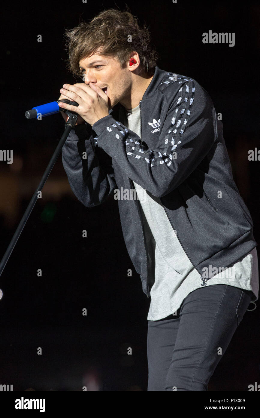 Milwaukee, Wisconsin, Stati Uniti d'America. 25 Ago, 2015. Il cantante LOUIS TOMLINSON di una direzione si esibisce dal vivo a Miller Park Stadium durante il loro di nuovo in strada tour a Milwaukee nel Wisconsin Credit: Daniel DeSlover/ZUMA filo/Alamy Live News Foto Stock