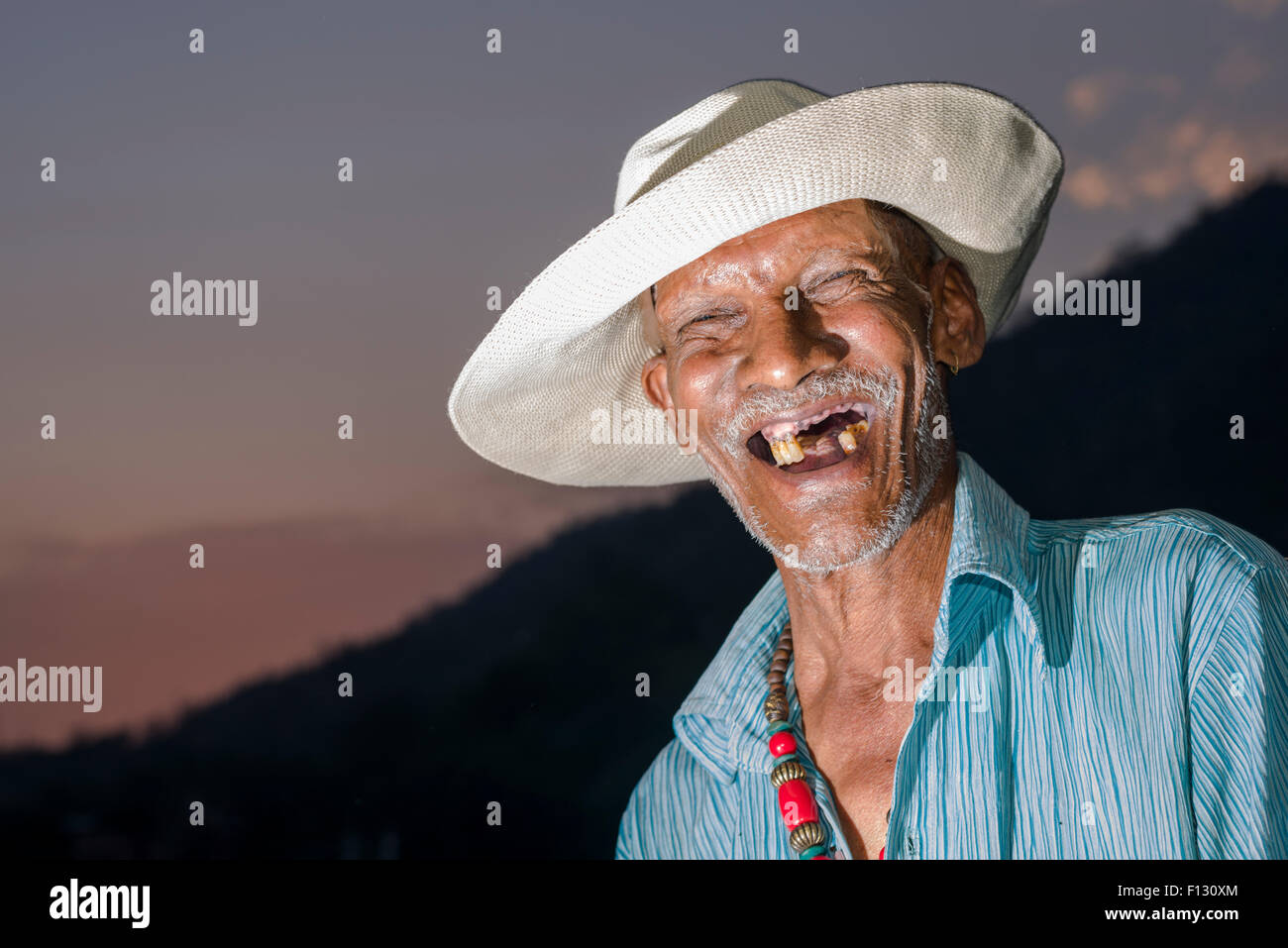 Ritratto di un uomo vecchio, manca la maggior parte dei denti e sorridente comunque, Rishikesh, Uttarakhand, India Foto Stock