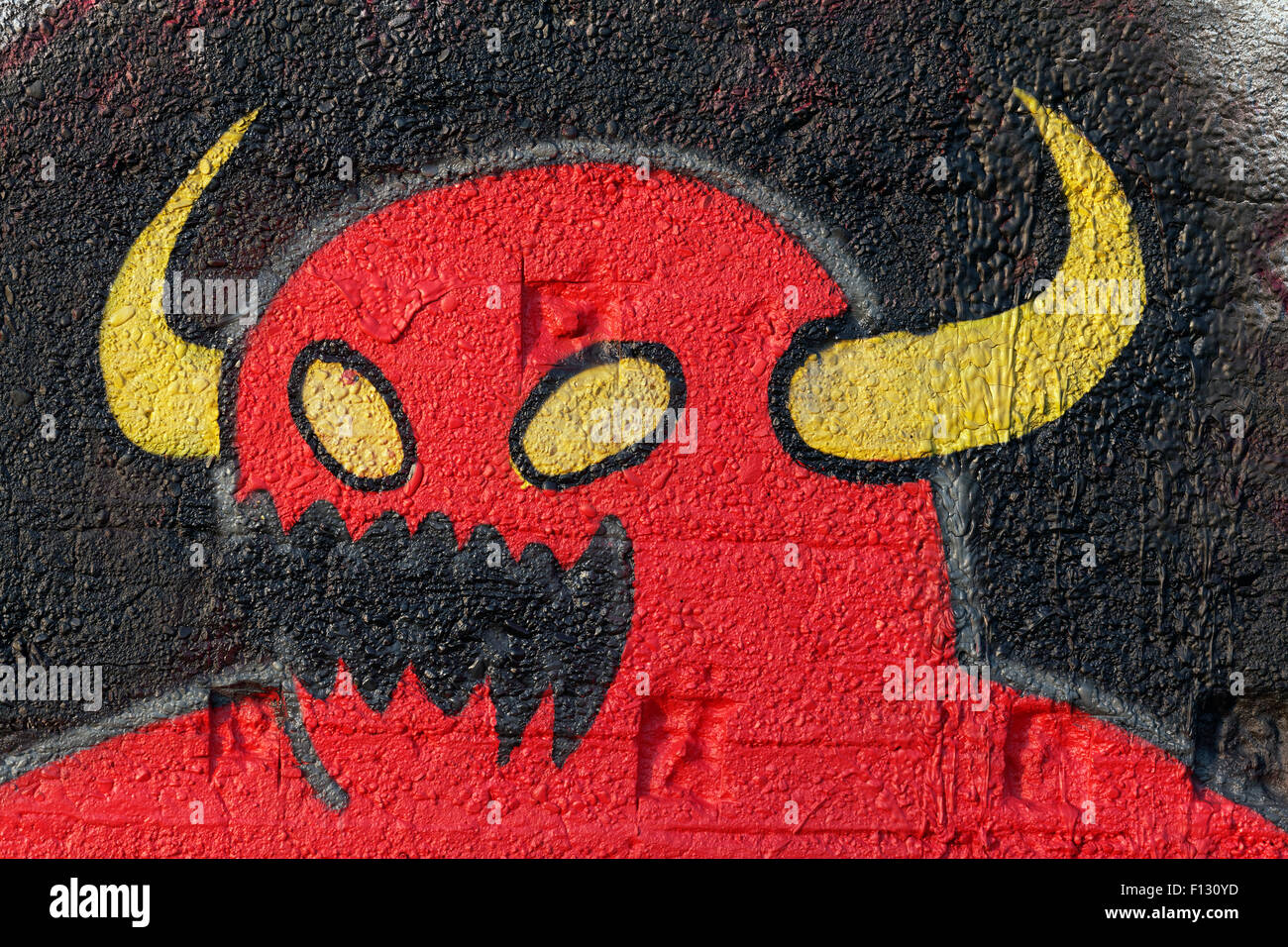 Mostro rosso con corna di giallo, fantasy figura, graffiti, arte di strada, Duisburg, Nord Reno-Westfalia, Germania Foto Stock