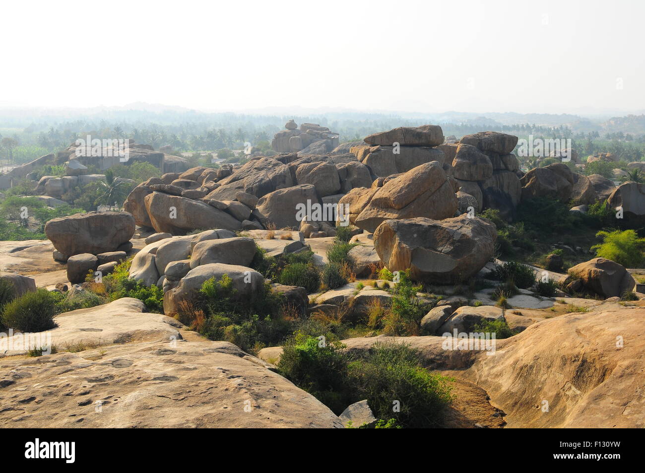 Rocce di bilanciamento in Hampi, Sito Patrimonio Mondiale dell'UNESCO, Karnataka, India Foto Stock