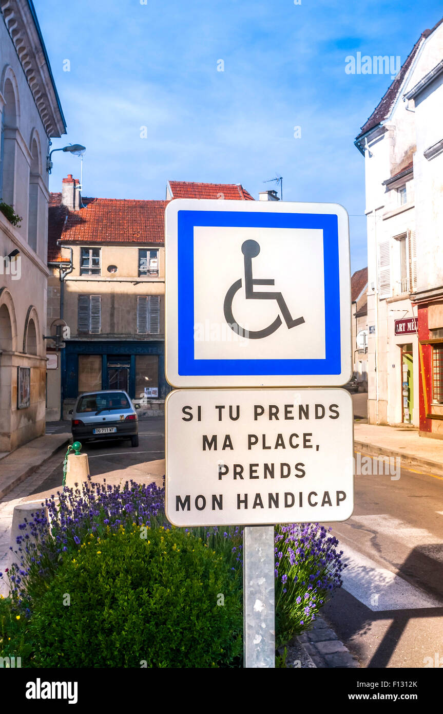 Parcheggio per disabili in attesa segno - Francia. Foto Stock