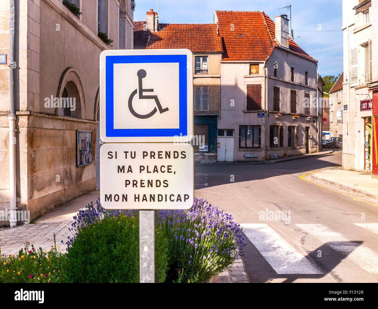 Parcheggio per disabili in attesa segno - Francia. Foto Stock