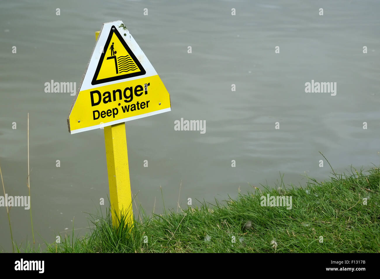 Cartello Di Avvertimento Pericolo Acqua Profonda – VSAFETY 66011bp-s, Adesivo In Vinile 600x200 Mm, Nero/Giallo, Norma EN ISO 7010