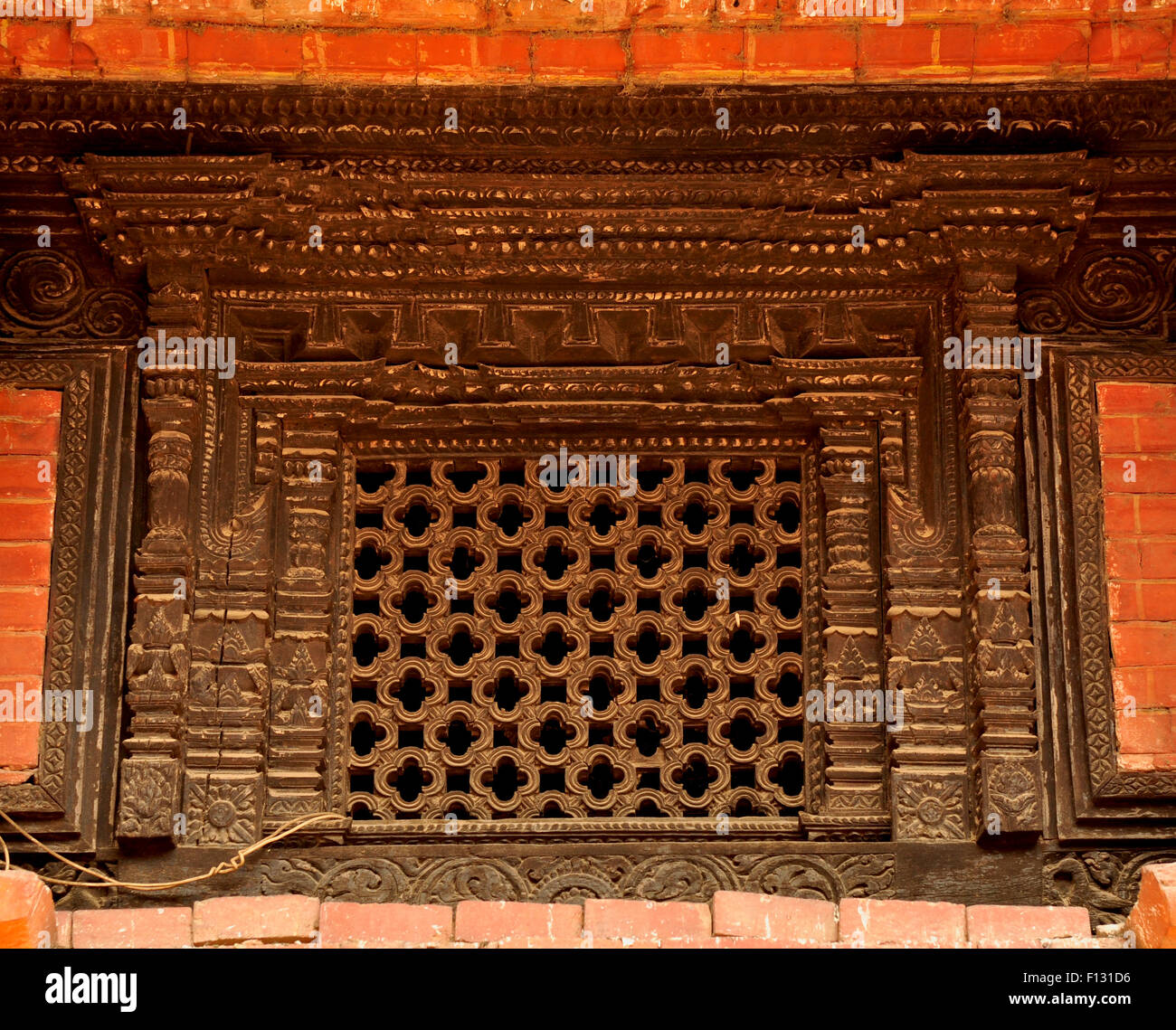 Un maginificent pezzo di arte architecural nel patrimonio tempio complesso di Nepa ina e intorno a Kathmandu. Il legno lavorato artigianalmente s Foto Stock