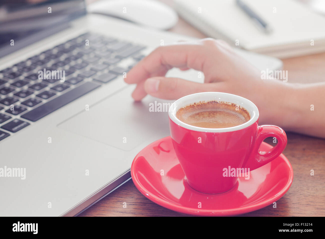 Red tazza da caffè con il blocco note e laptop, stock photo Foto Stock