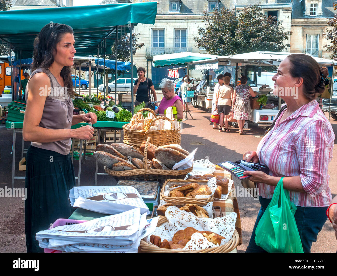Mercato francese bancarella vendendo il pane fatto in casa - Francia. Foto Stock