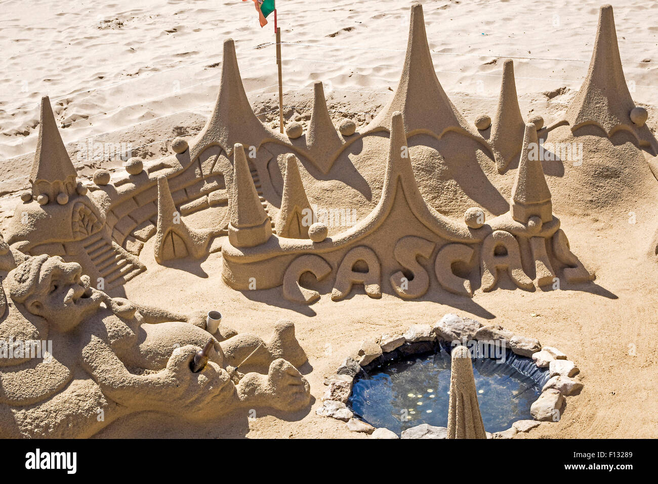 Sandcastle sulla spiaggia Cascais Portogallo Foto Stock