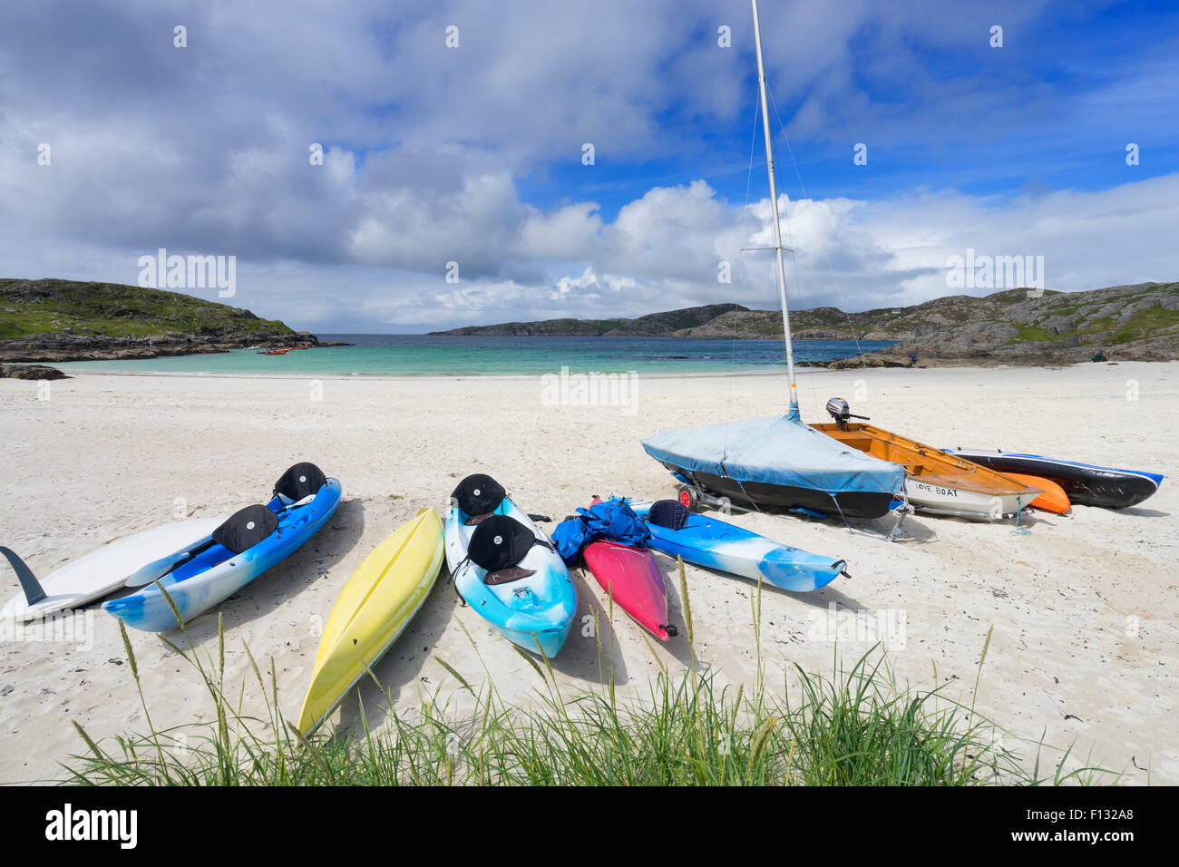 Barche sulla spiaggia a: Achmelvich in Assynt, Sutherland, a nord-ovest della Scozia Foto Stock