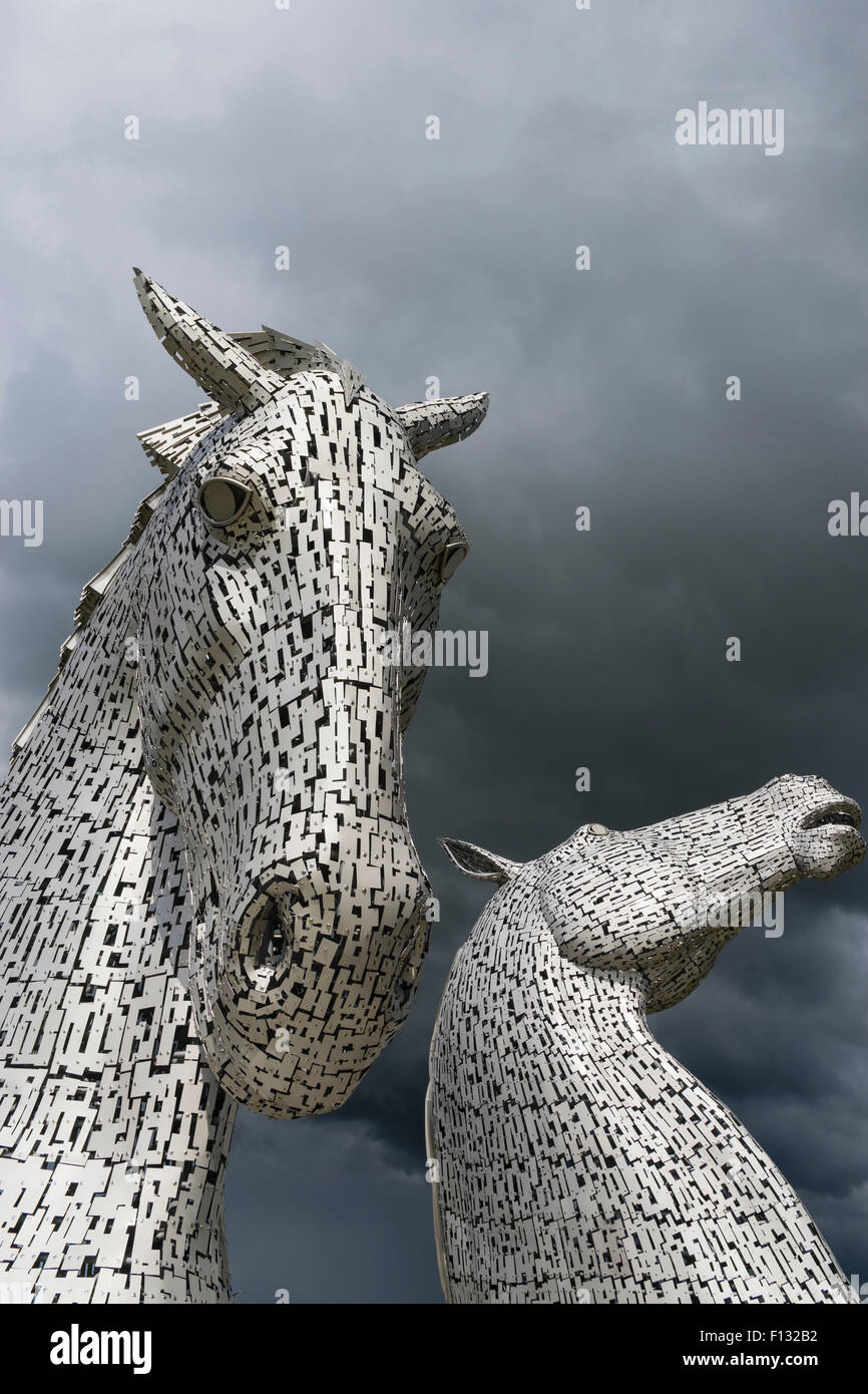 Il Kelpies scultura di due cavalli all'entrata del canale di Forth e Clyde presso l'Helix parco vicino a Falkirk, Scozia Foto Stock