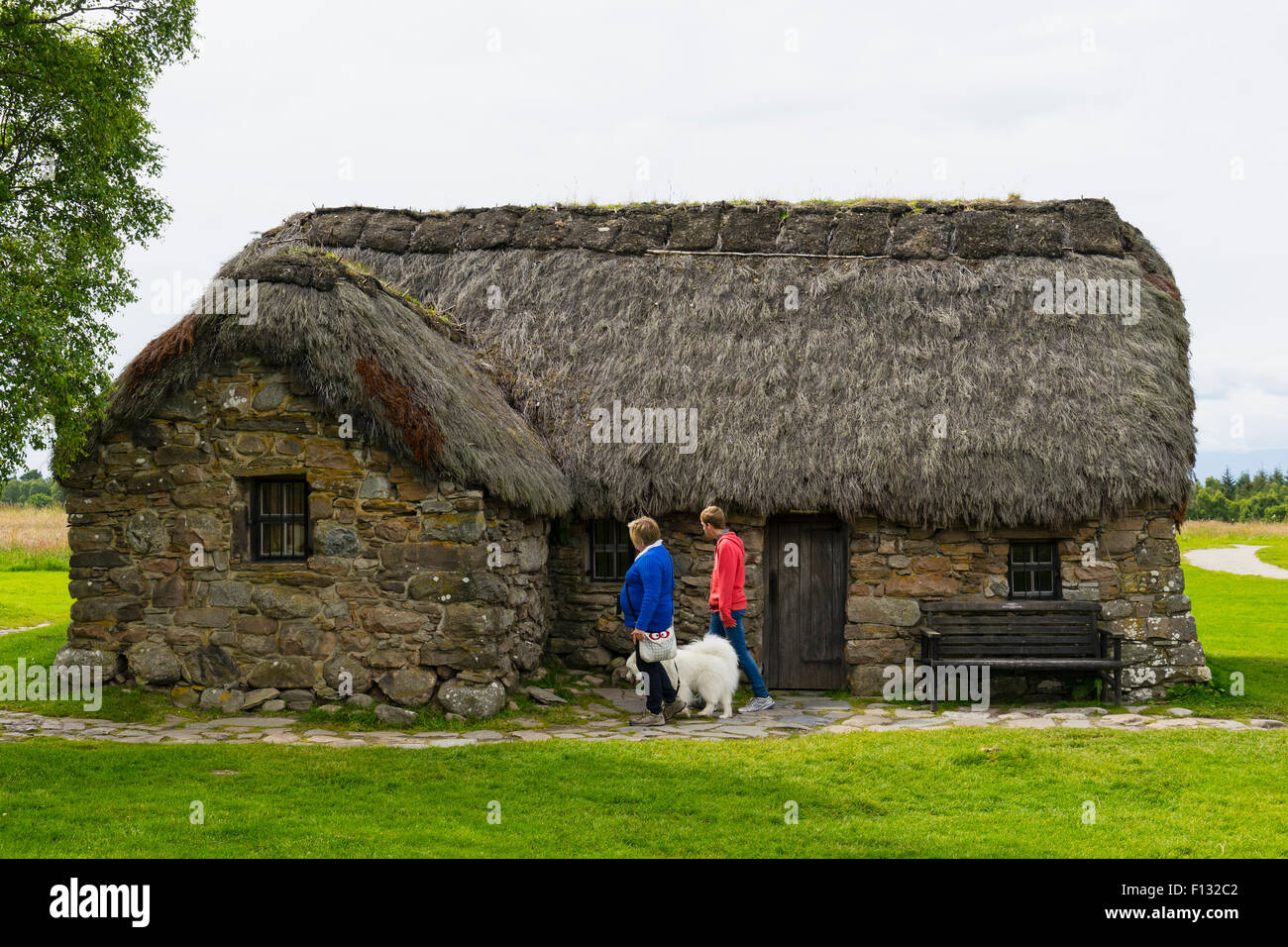 Vecchio Cottage Leanach presso il National Trust per la Scozia Culloden Moor battlefield in Highland, Scozia. Foto Stock